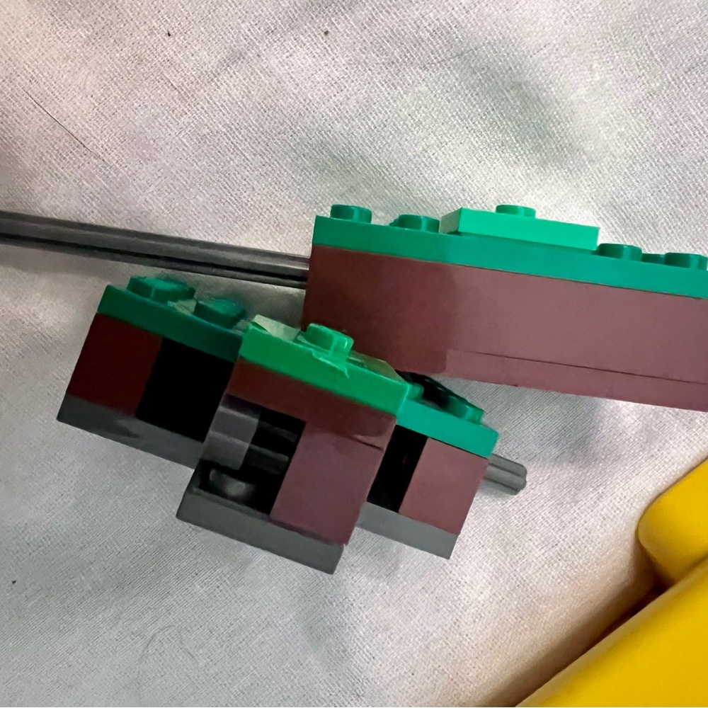 LEGO Bright Yellow Carry Case with 460 Various Sized Colorful Bricks & Bases - Picture 8 of 14